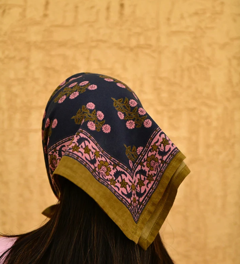 petit foulard en coton bleu nuit porté dans les cheveux