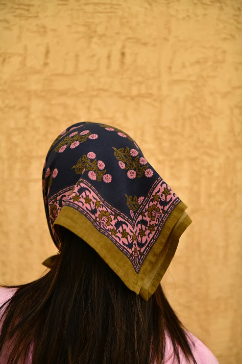 petit foulard en coton bleu nuit porté dans les cheveux