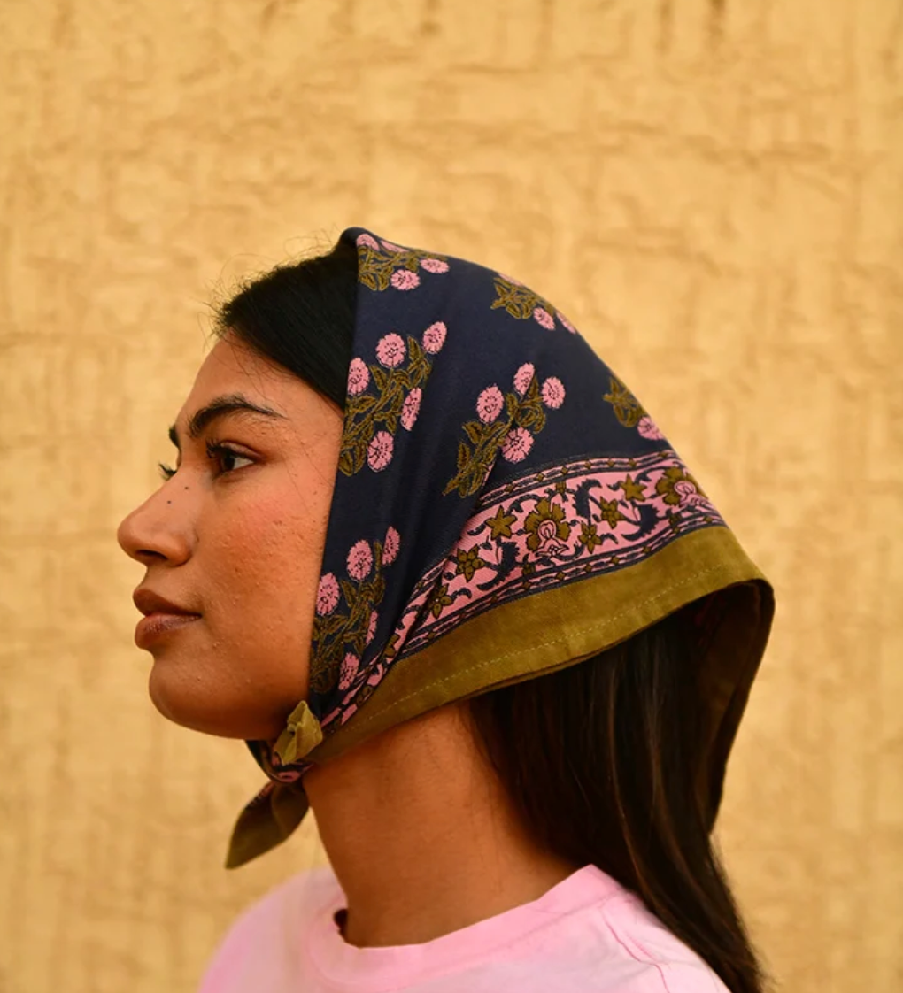 petit foulard en coton à l'imprimé fleuri kaki et rose sur fond bleu nuit