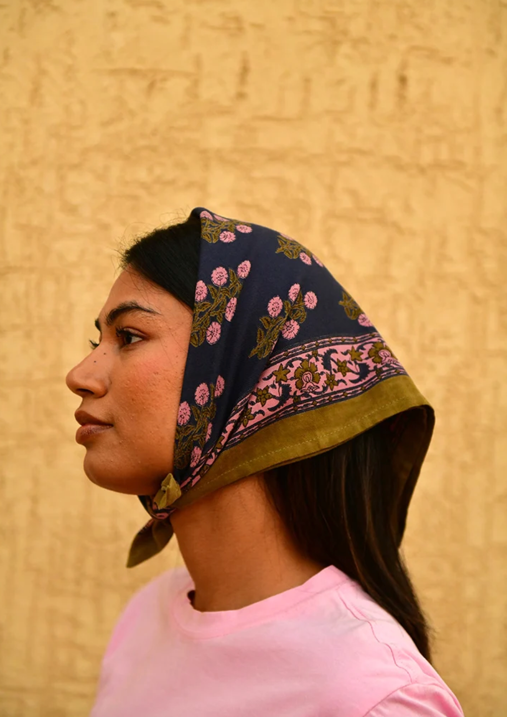 petit foulard en coton à l'imprimé fleuri kaki et rose sur fond bleu nuit