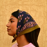 petit foulard en coton à l'imprimé fleuri kaki et rose sur fond bleu nuit