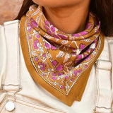 petit foulard en coton caramel et violet porté comme un bandana