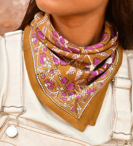 petit foulard en coton caramel et violet porté comme un bandana