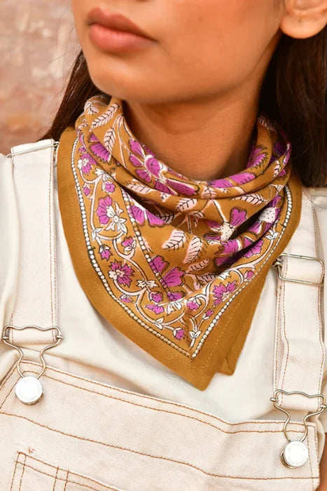 petit foulard en coton caramel et violet porté comme un bandana