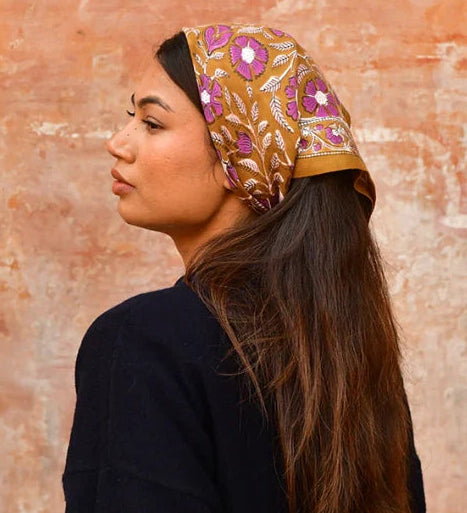 petit foulard en coton caramel et violet porté dans les cheuveux