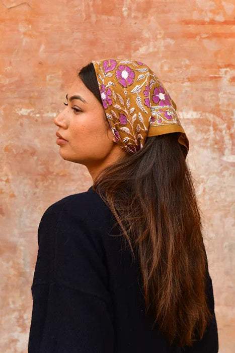 petit foulard en coton caramel et violet porté dans les cheuveux