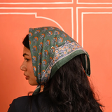 petit foulard en coton imprimé vert porté sur les cheveux comme un fichu