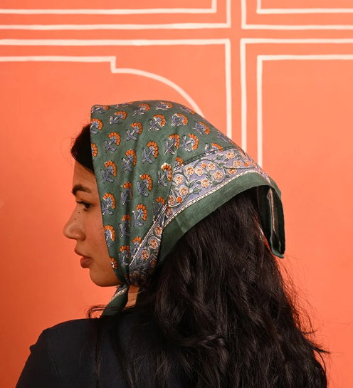 petit foulard en coton imprimé vert porté sur les cheveux comme un fichu