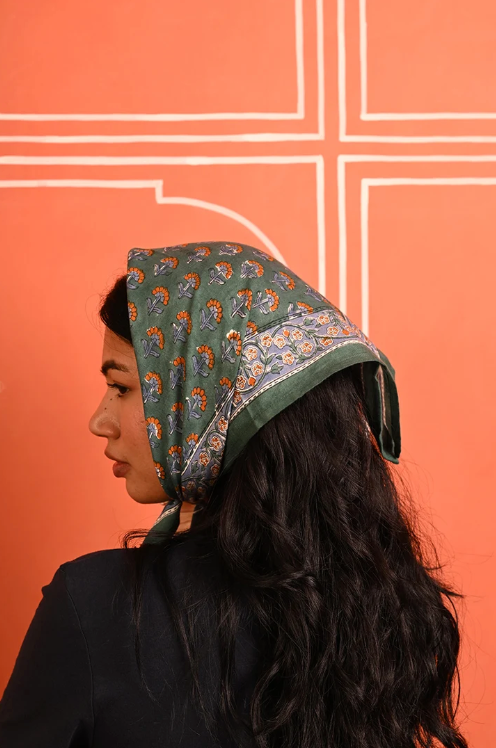 petit foulard en coton imprimé vert porté sur les cheveux comme un fichu