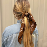 petit foulard en coton marron porté dans les cheuveux comme un ruban 