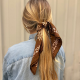 petit foulard en coton marron porté dans les cheuveux comme un ruban 