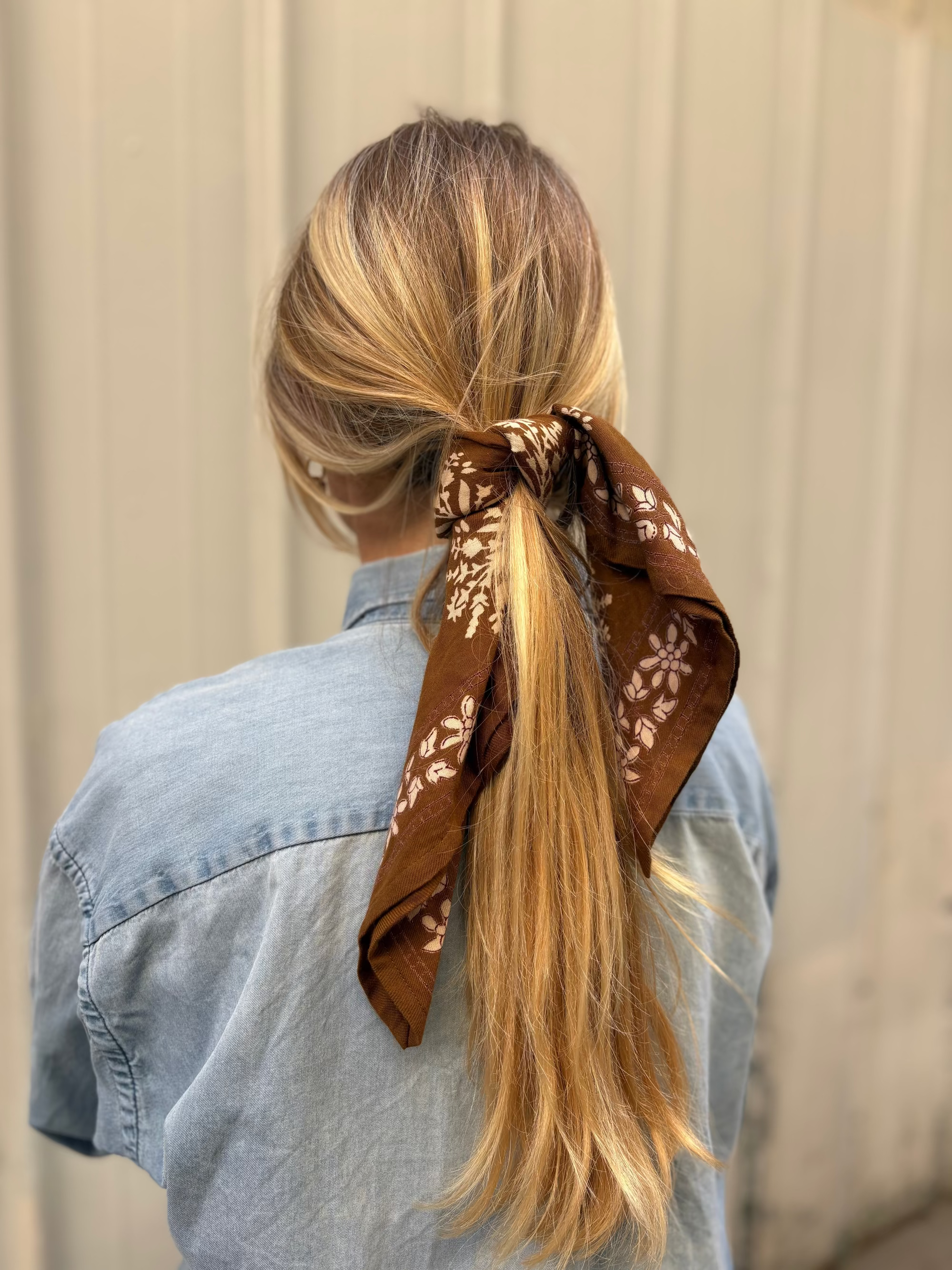 petit foulard en coton marron porté dans les cheuveux comme un ruban 