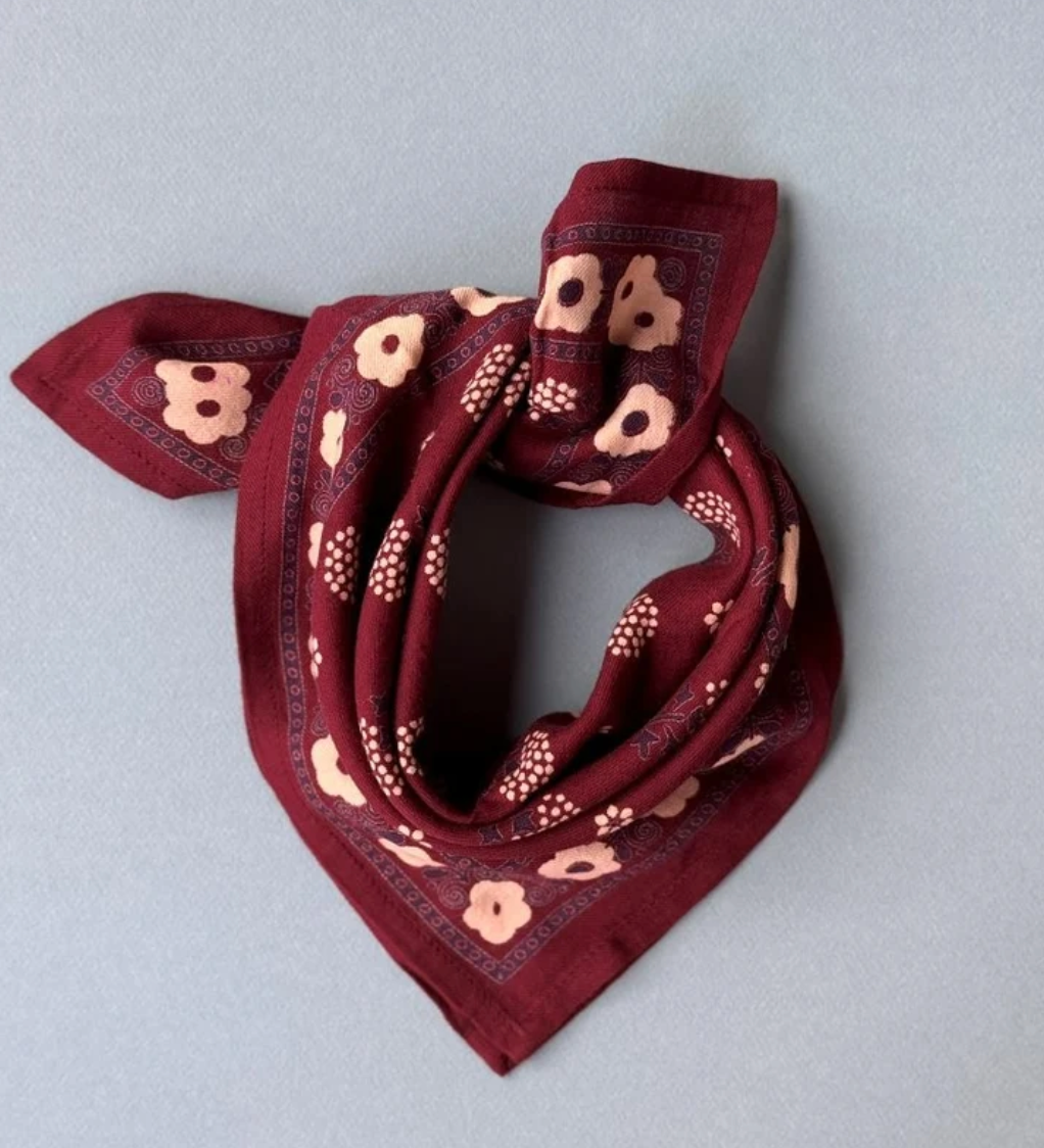 petit foulard en coton imprimé fleuris de couleur bordeaux