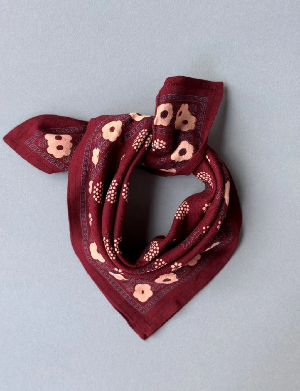 petit foulard en coton imprimé fleuris de couleur bordeaux