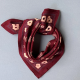 petit foulard en coton imprimé fleuris de couleur bordeaux