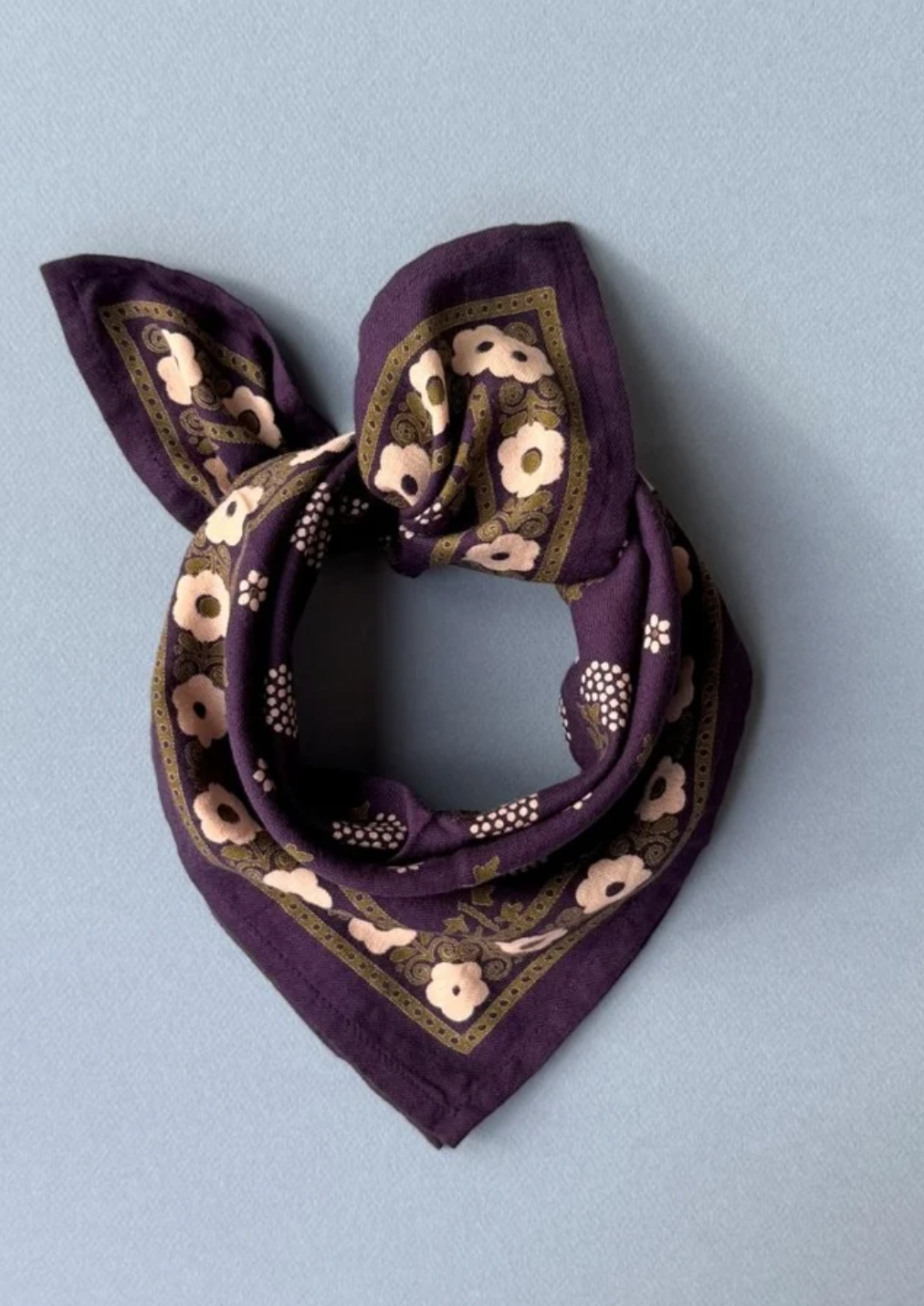 petit foulard prune en coton imprimé, motif fleurs 