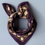 petit foulard prune en coton imprimé, motif fleurs 