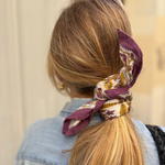petit foulard en coton imprimé noué dans les cheuveux