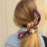 petit foulard en coton imprimé noué dans les cheuveux