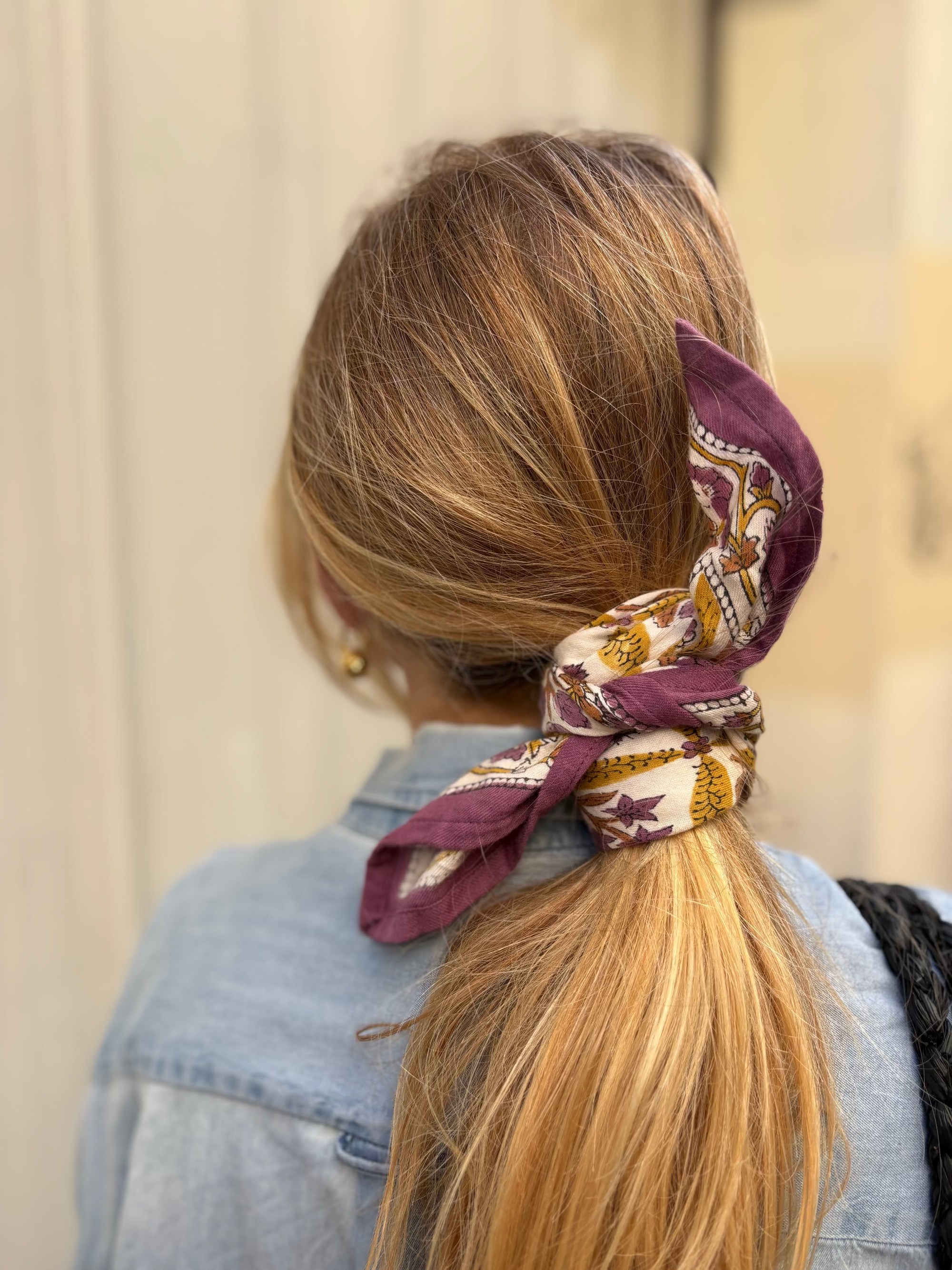 petit foulard en coton imprimé noué dans les cheuveux