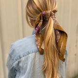petit foulard en coton indien porté comme un ruban dans les cheuveux 