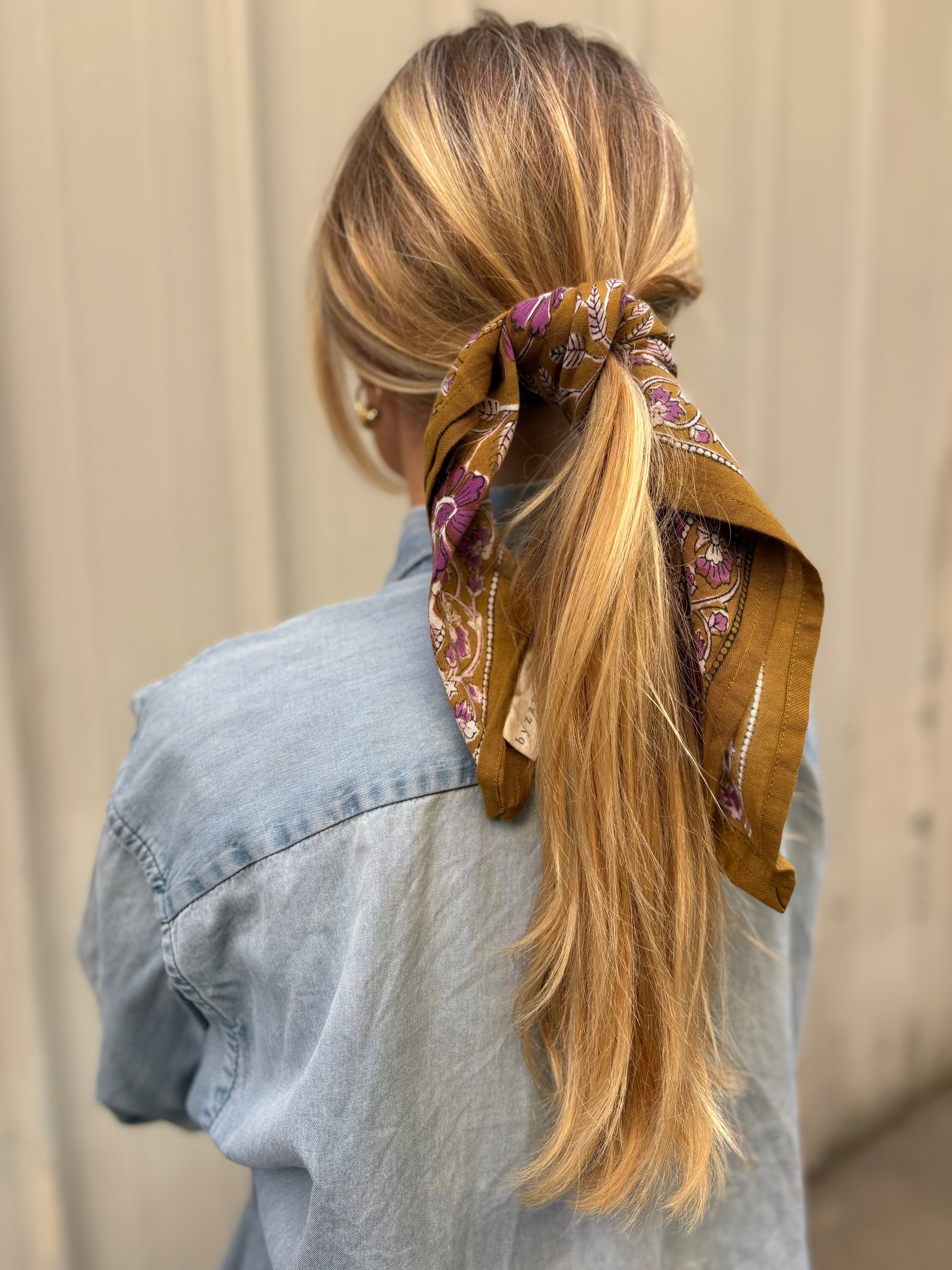 petit foulard en coton indien porté comme un ruban dans les cheuveux 