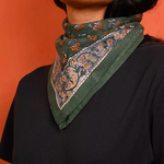 petit foulard en coton imprimé vert porté comme un bandana autour du cou