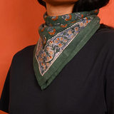 petit foulard en coton imprimé vert porté comme un bandana autour du cou