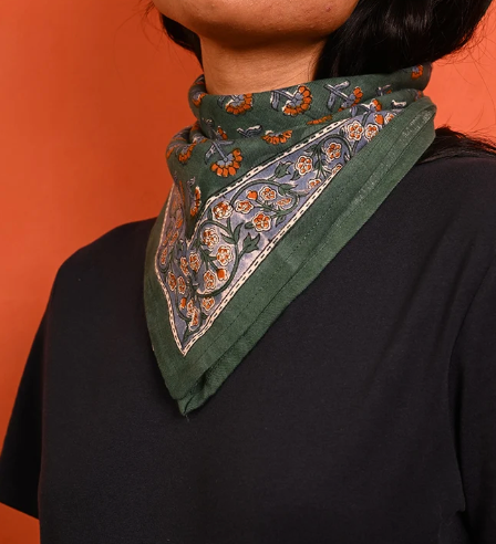 petit foulard en coton imprimé vert porté comme un bandana autour du cou