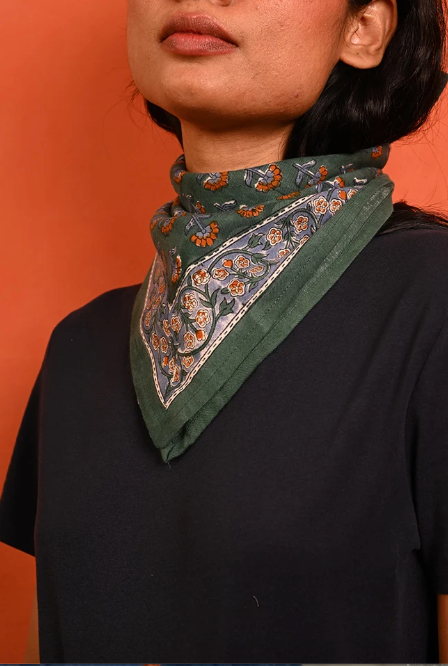 petit foulard en coton imprimé vert porté comme un bandana autour du cou