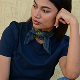 petit foulard en coton imprimé bleu marine noué autour du cou