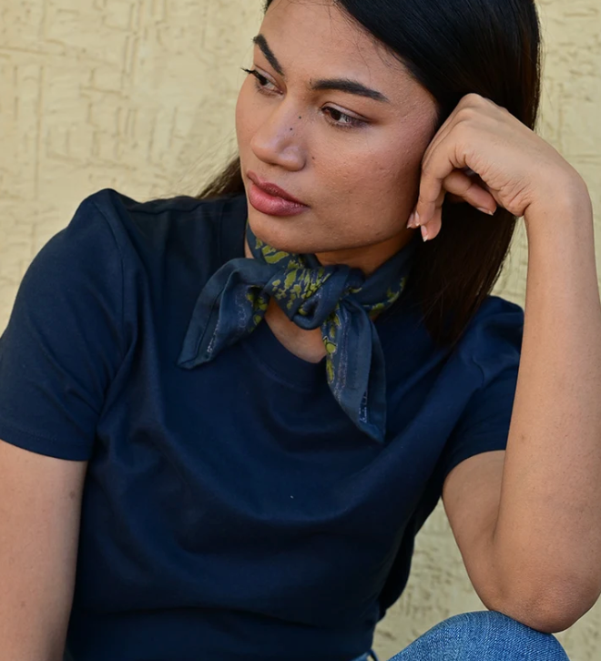 petit foulard en coton imprimé bleu marine noué autour du cou