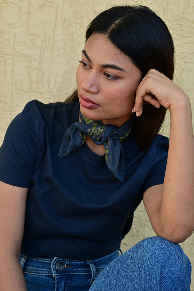 petit foulard en coton imprimé bleu marine noué autour du cou