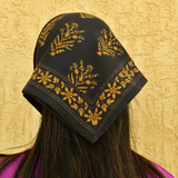 vue de dos du petit foulard galatie noir porté sur la tête