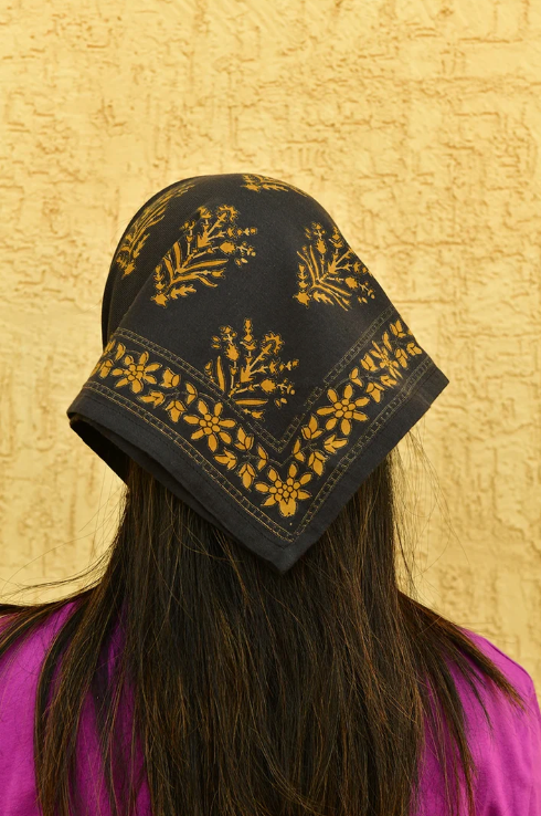 vue de dos du petit foulard galatie noir porté sur la tête