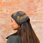 petit foulard en coton imprimé noir noué sur la tête 