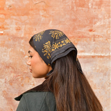 petit foulard en coton imprimé noir noué sur la tête 