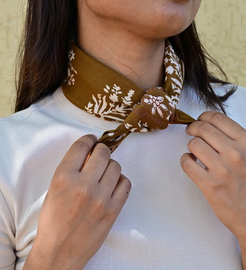 petit foulard en coton imprimé tabac noué autour du cou