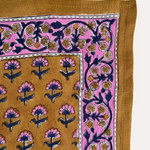 zoom sur le petit foulard en coton imprimé SÉLÉNÉ caramel