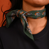 petit foulard vert en coton imprimé noué autour du cou