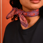 petit foulard en coton imprimé violet et rose noué autout du cou
