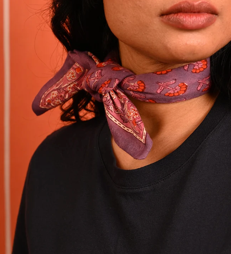 petit foulard en coton imprimé violet et rose noué autout du cou