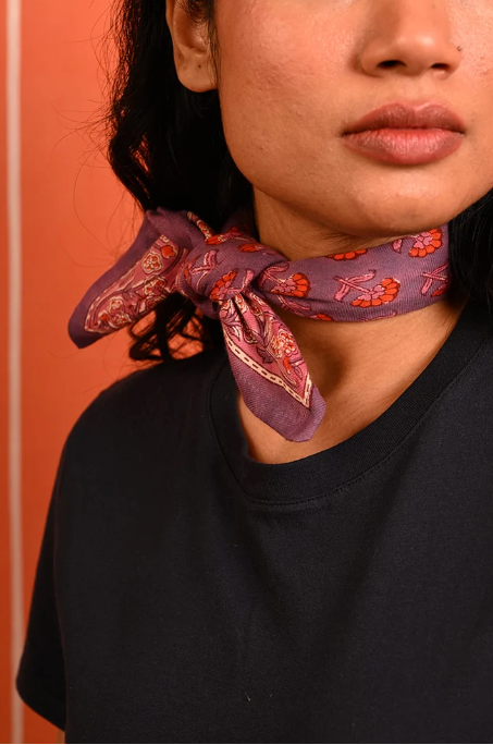 petit foulard en coton imprimé violet et rose noué autout du cou