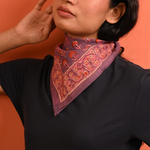 petit foulard en coton imprimé violet et rose porté au cou comme un bandana