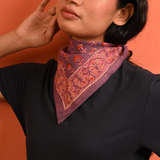 petit foulard en coton imprimé violet et rose porté au cou comme un bandana