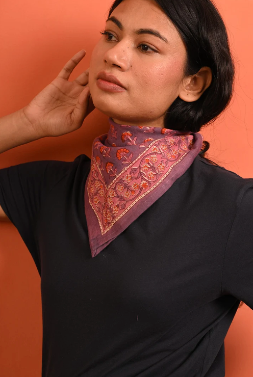 petit foulard en coton imprimé violet et rose porté au cou comme un bandana