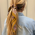 petit foulard en block print indien noué dans les cheveux comme un ruban 