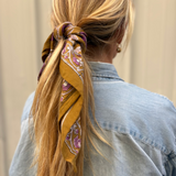 petit foulard en block print indien noué dans les cheveux comme un ruban 