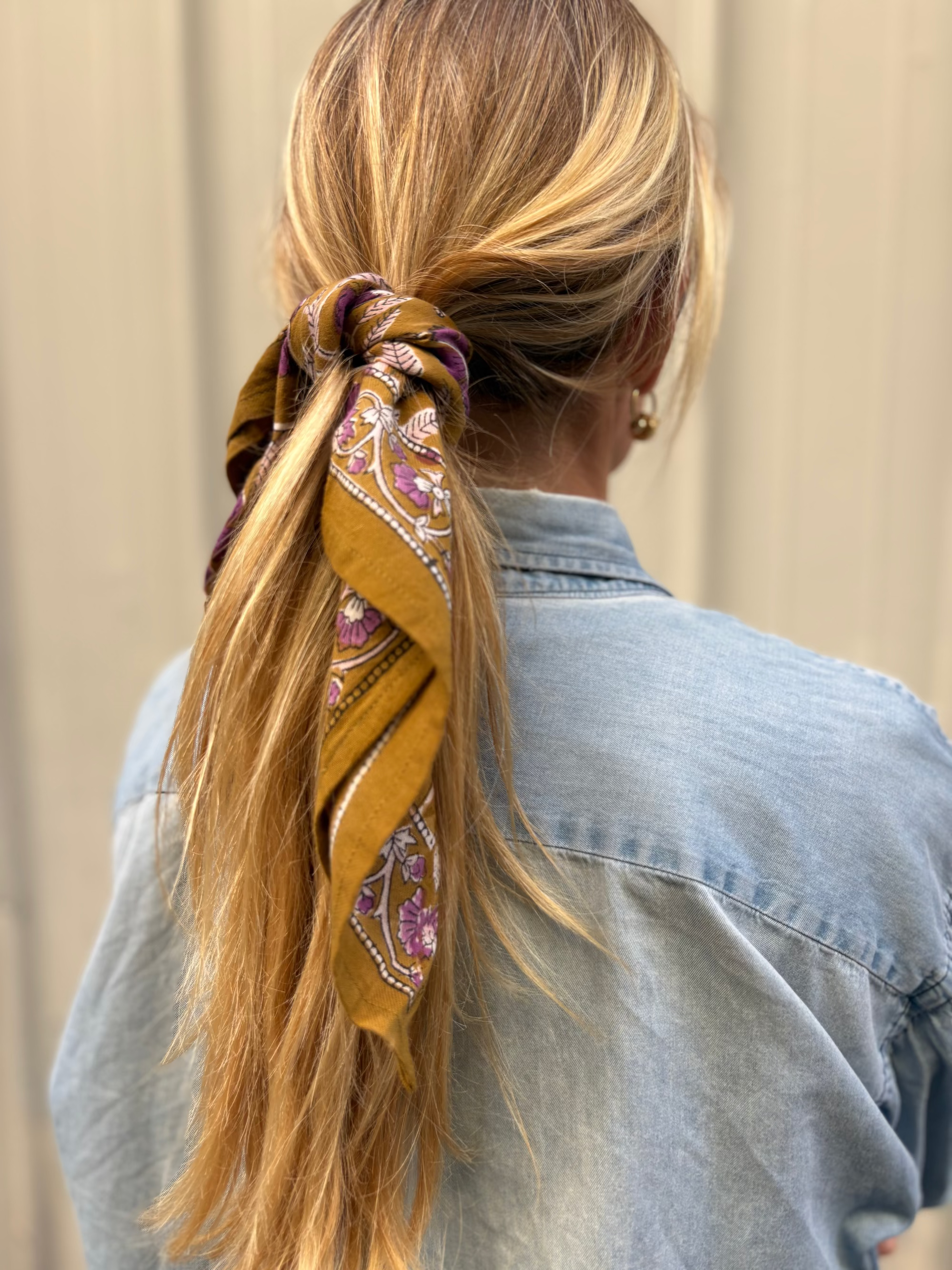 petit foulard en block print indien noué dans les cheveux comme un ruban 