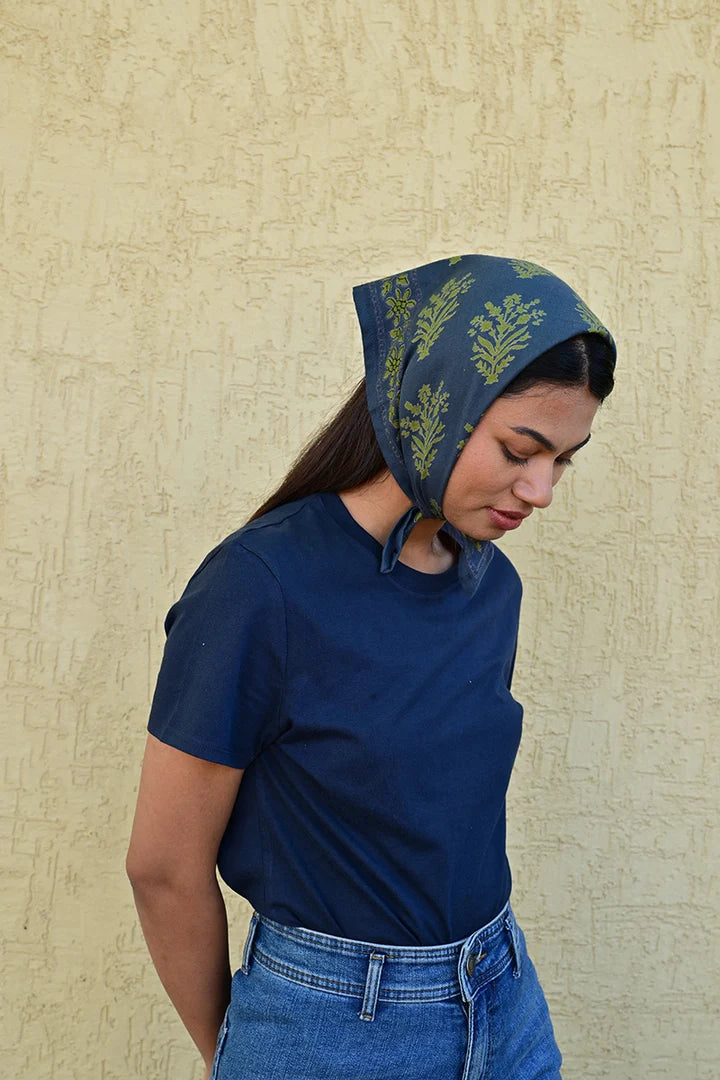petit foulard marine en coton imprimé porté comme un fichu sur la tête